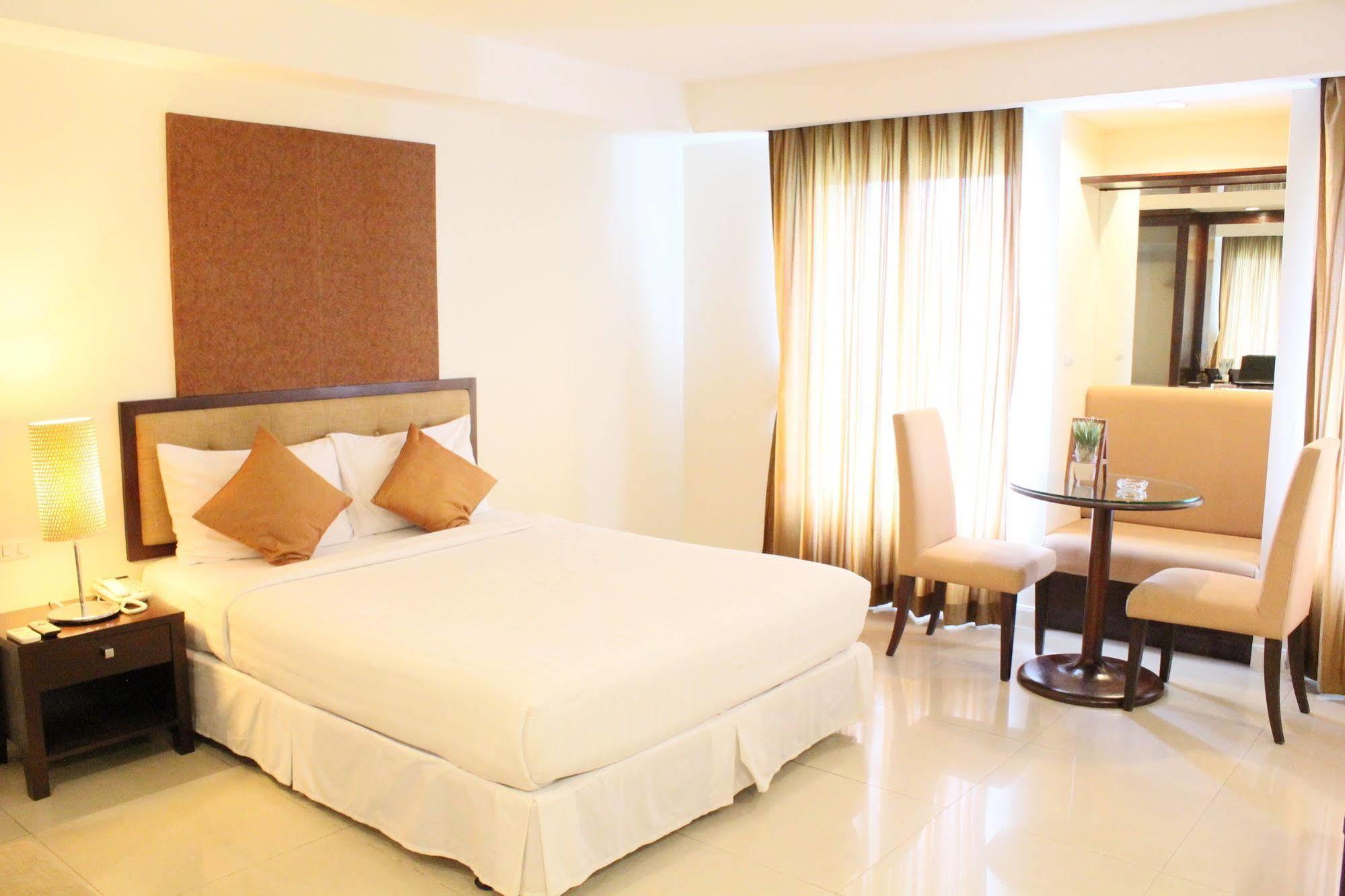 Romance Hotel Bangna Bangkok Exterior foto